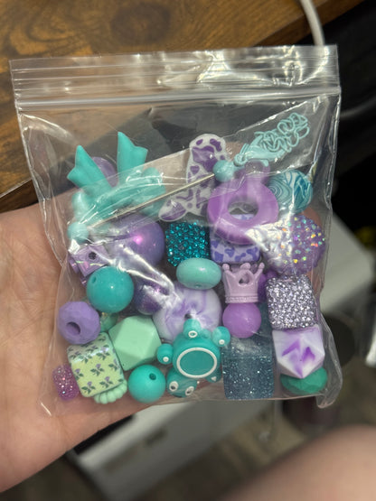Destash Auction : Curated Chaos Bag #29